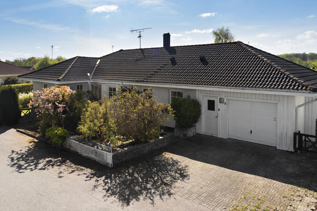 Vidbyggt garage och uppfart för 2 bilar