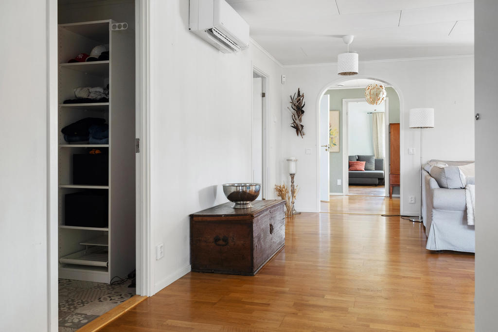 Walk-in closet från hall
