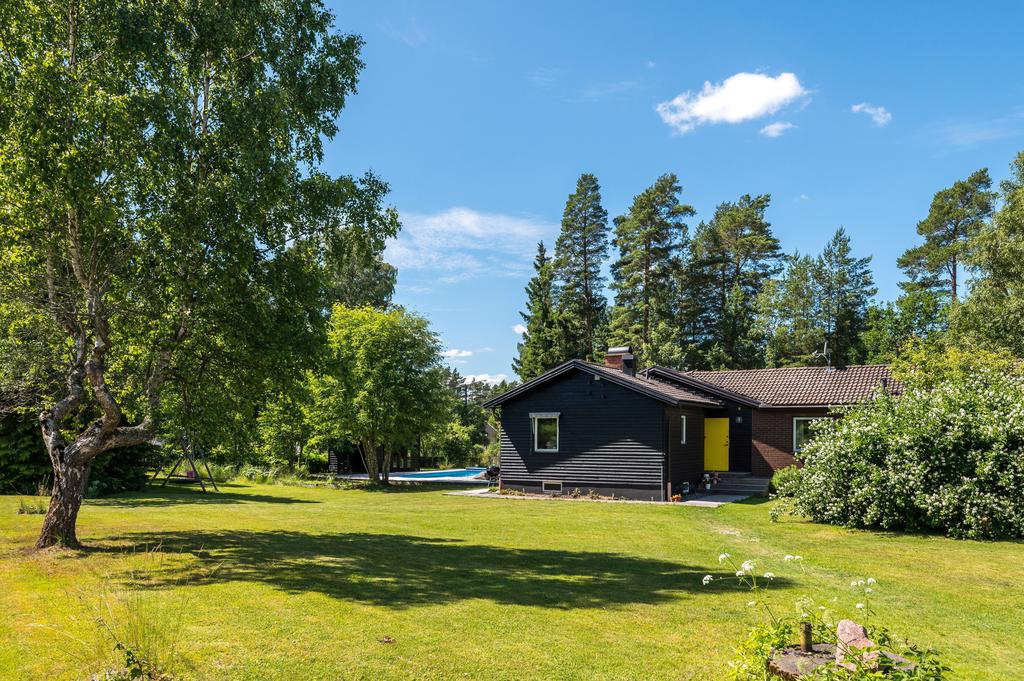 Den plana gräsmattan bjuder in till lek och spring – perfekt för spralliga ben och barfota äventyr