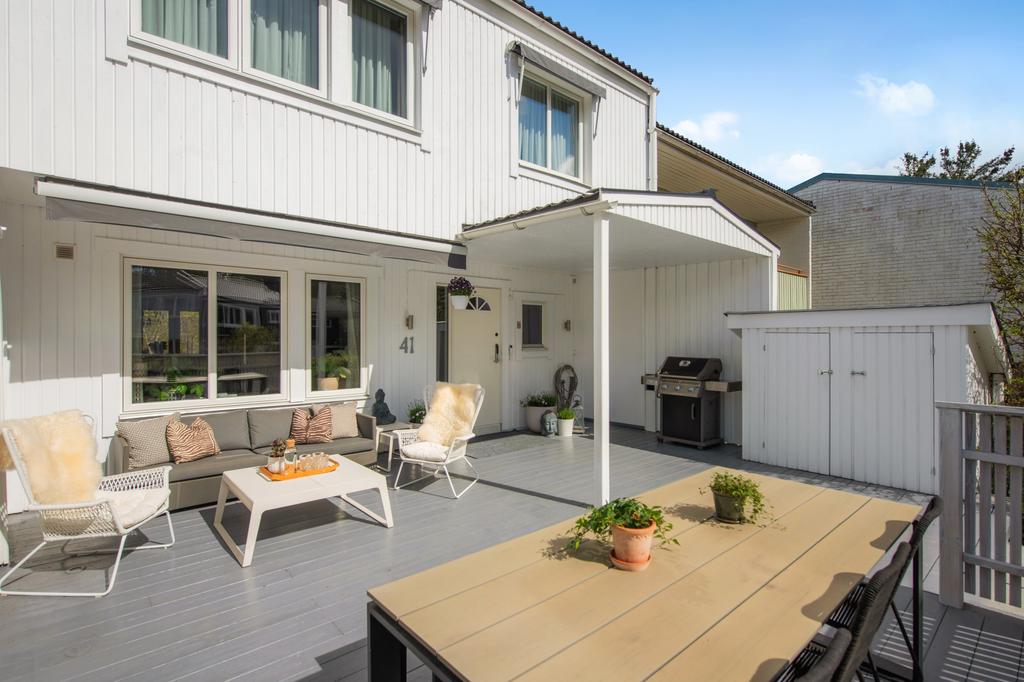 Rymligt trädäck med gott om plats för loungemöbler och övrigt möblemang