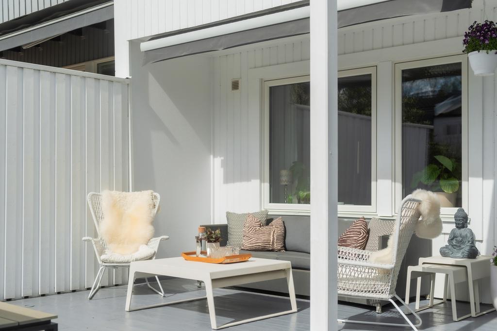 Trevlig uteplats delvis under tak och med skyddande markis samt gott om plats för loungemöbler