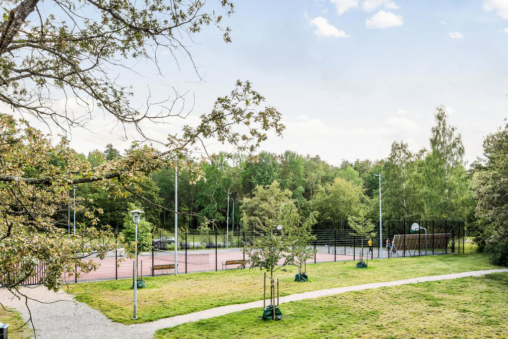 Tennisbana och basketbollbana på mycket bekvämt gångavstånd från Grankottevägen