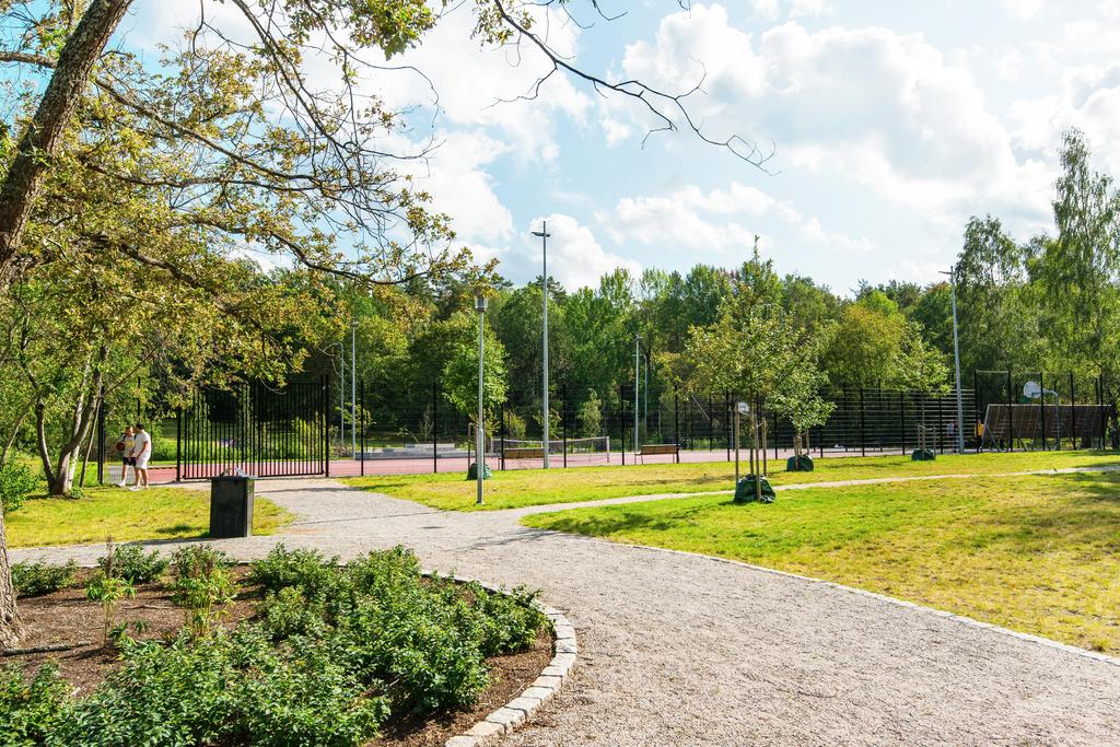 Tennisbana och basketbollbana på mycket bekvämt gångavstånd