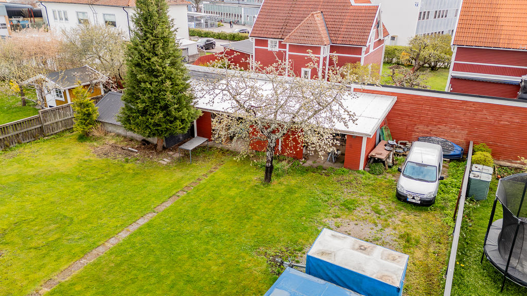 Trädgård med länga och jordkällare