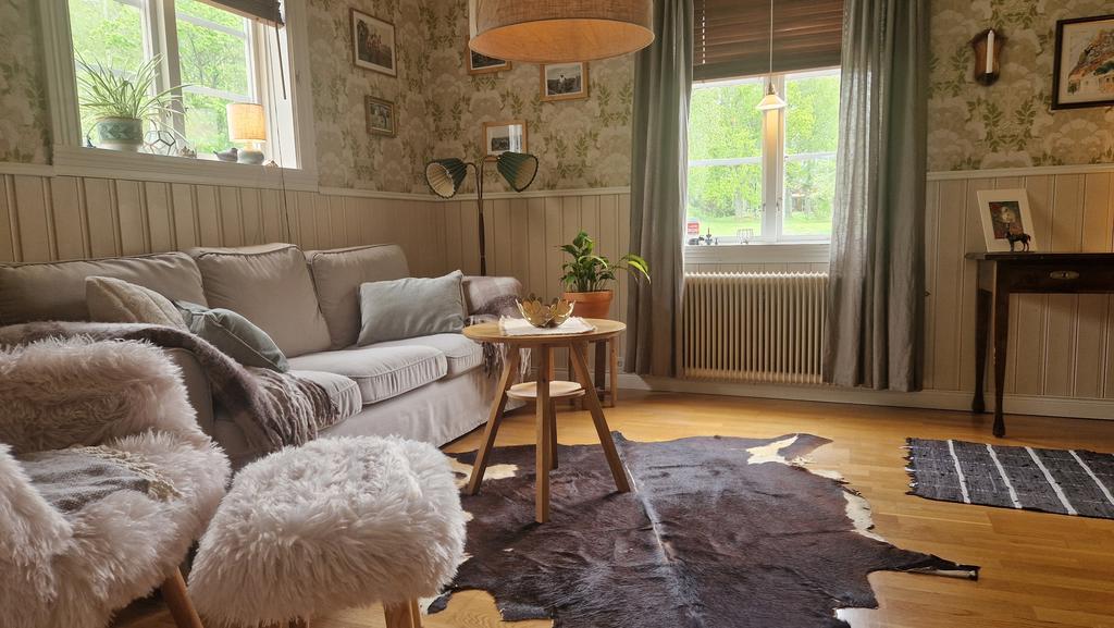 Sällskapsrum i anslutning till kök