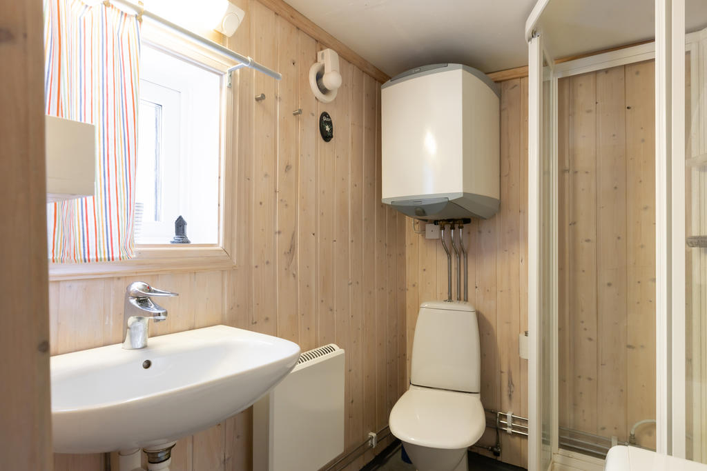 Badrum med duschkabin, wc och handfat.