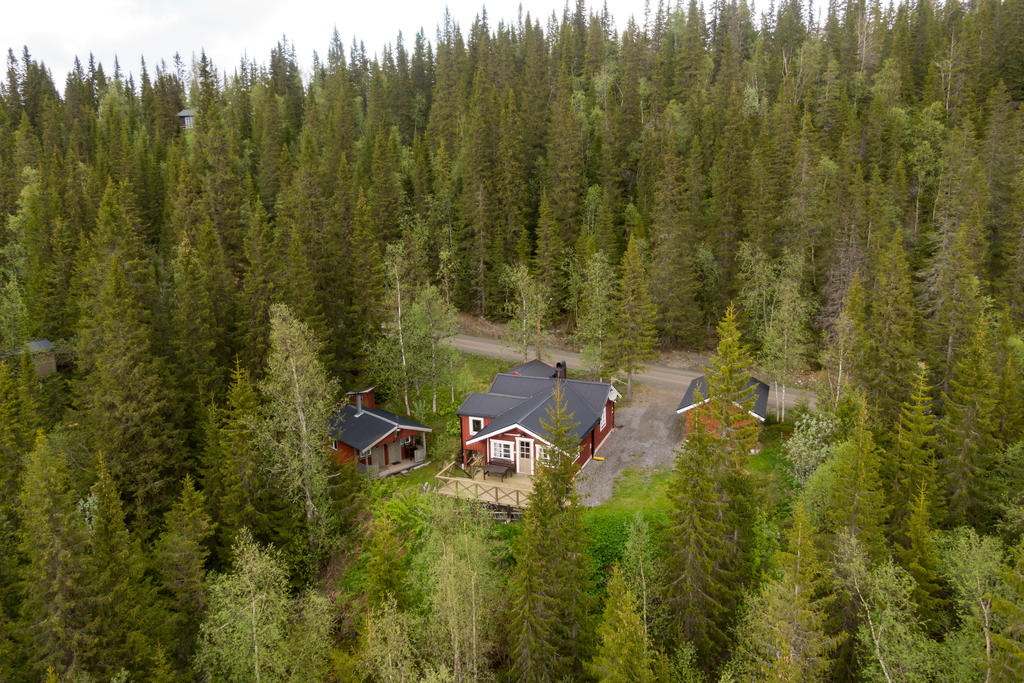 Ett flertal byggnader ger plats för såväl familj, gäster och skotrar.