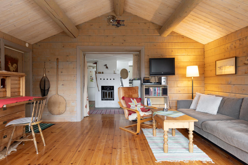 I hjärtat av huset står en murad öppen spis.