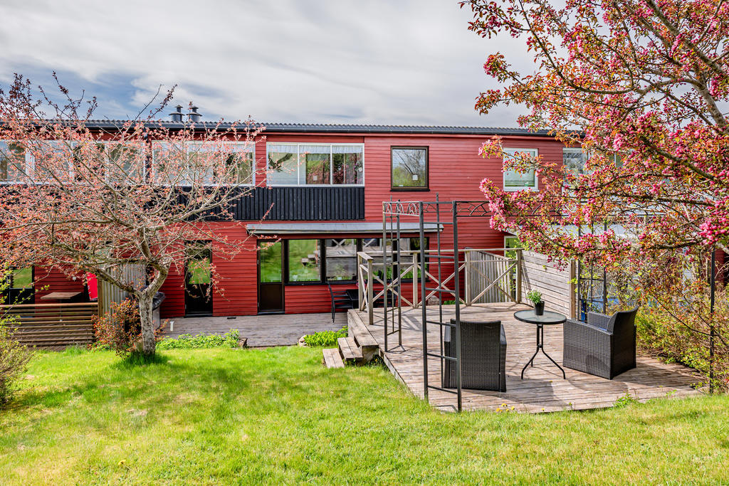 På baksidan finns både en pergola och en altan