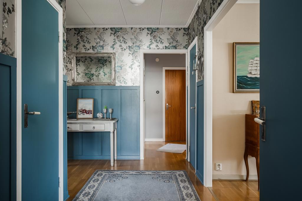 Välkomna in i lägenheten på entréplan