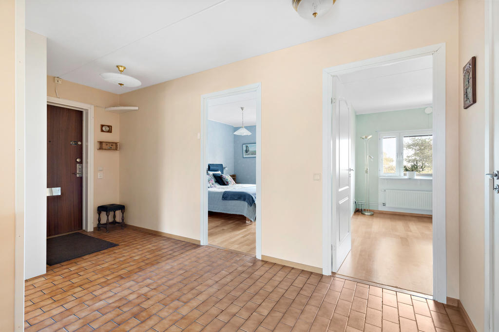 Från hall mot sovrum 1 och 2