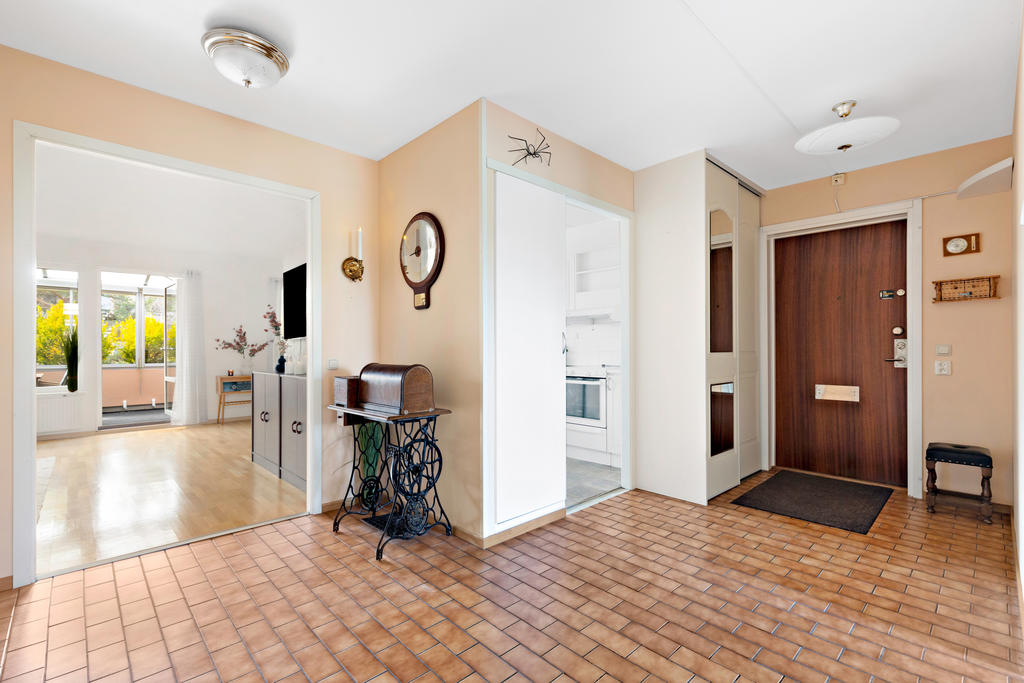 Inre möblerbar hall med glimt mot vardagsrum - altan och entré