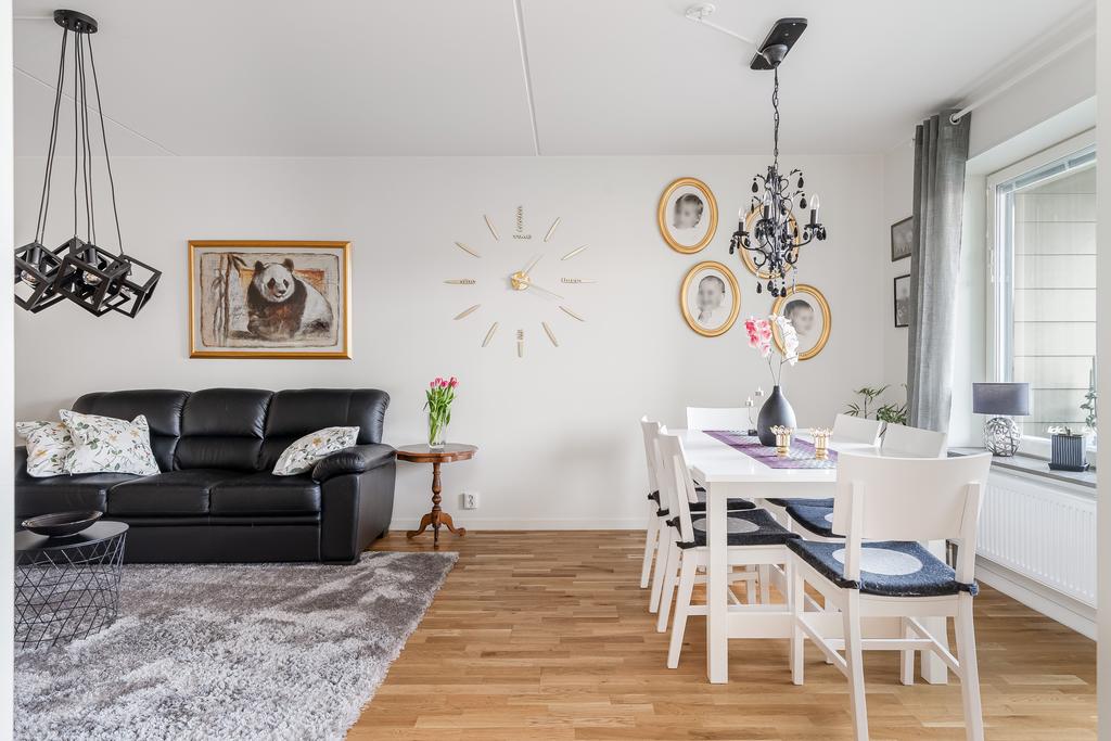 Plats för både soffa och matsalsbord i vardagsrummet