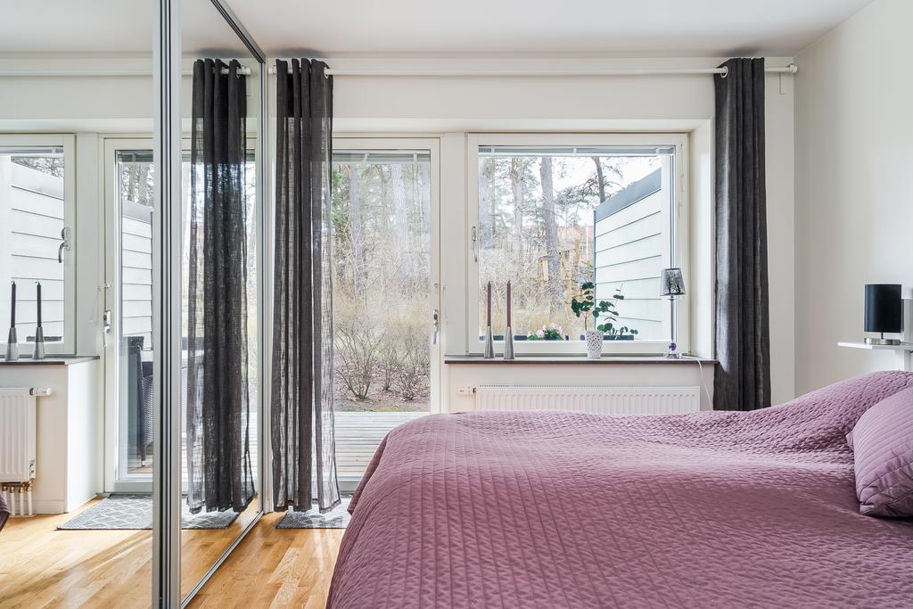 Rymligt sovrum med utgång till uteplats