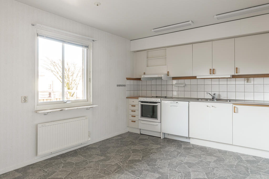 Kök med fönster ut mot loftgång.