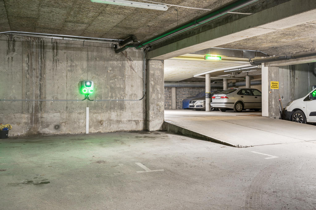 Garage med elbilsladdare.
