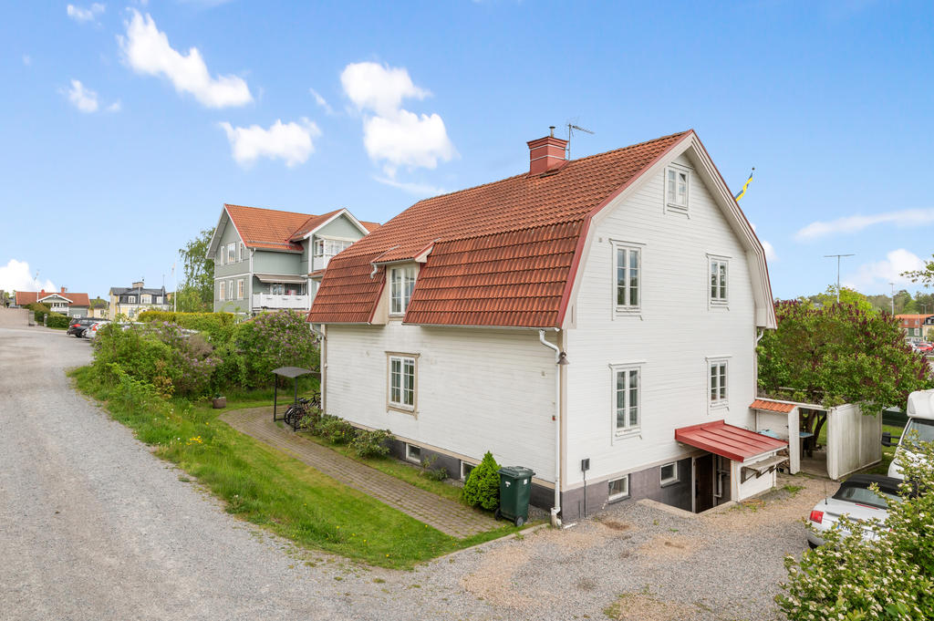 Huset och tomten med generösa ytor för bilplatser