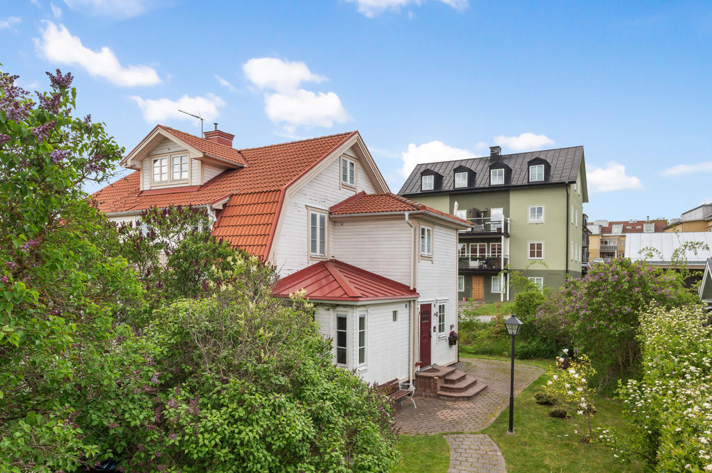 Huset med entrén samt del av tomten