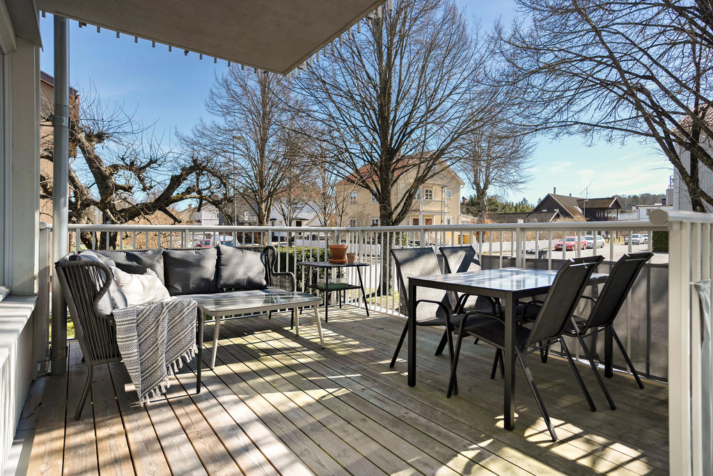 Här finns plats för både matmöbel och soffgrupp