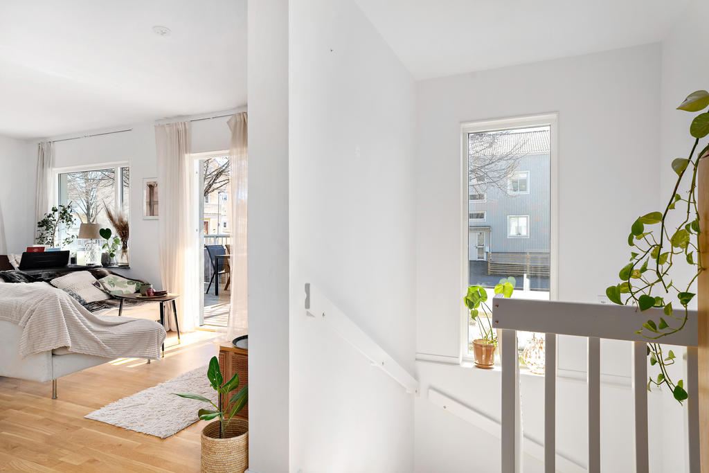 Vardagsrum med utgång till altan