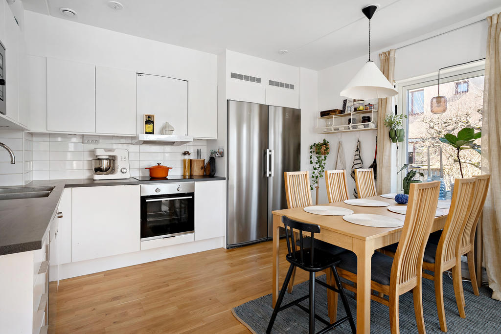 Kök med rostfria vitvaror