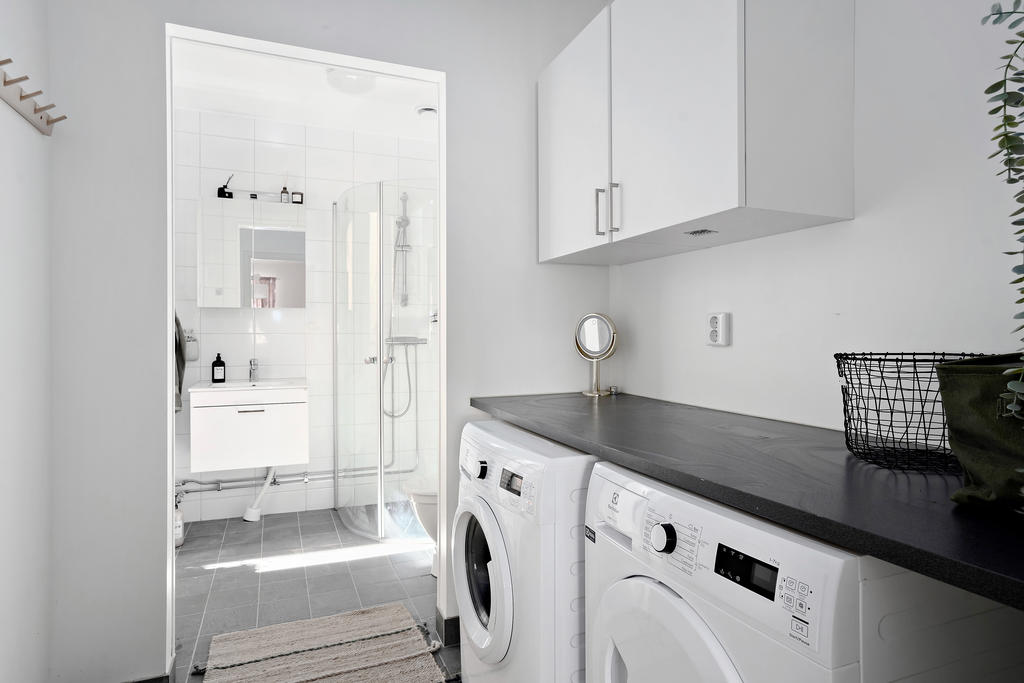 Badrum med separat tvättavdelning