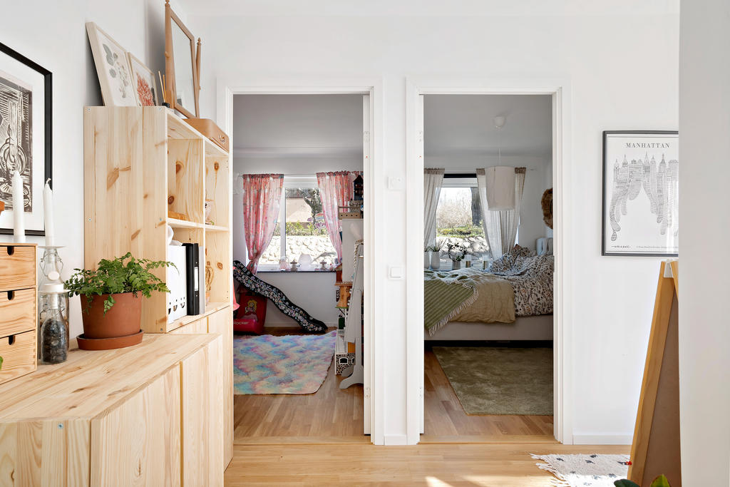 Ingång till 2 sovrum på nedre plan