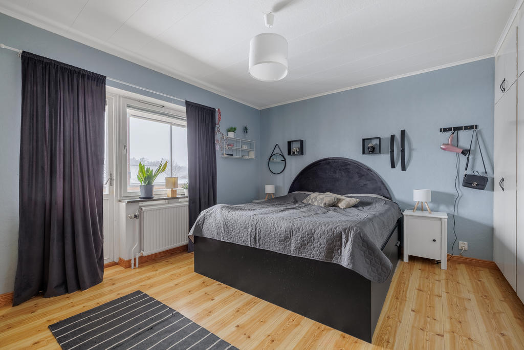 Sovrum 4 med dörr till balkongen