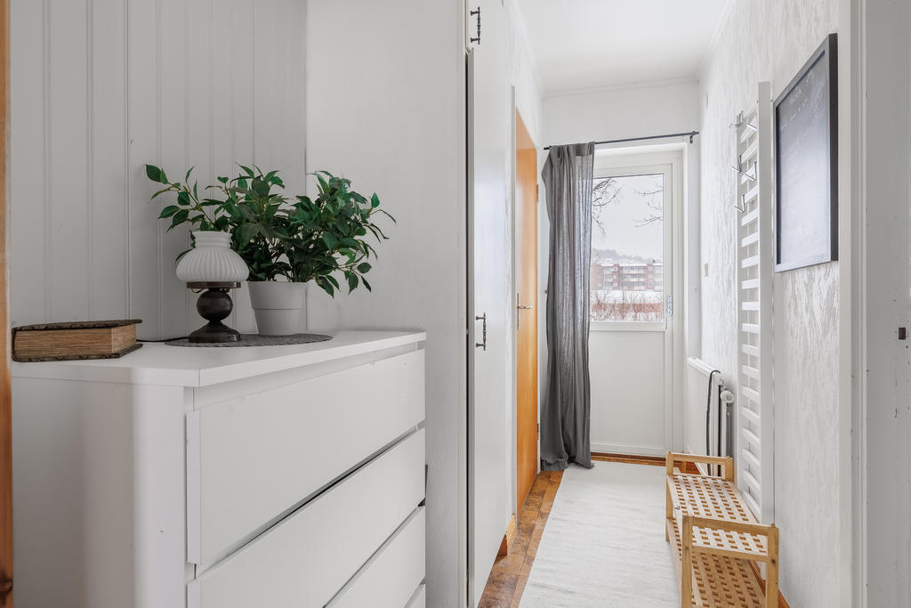 Övre hall med utgång till uteplats på baksidan