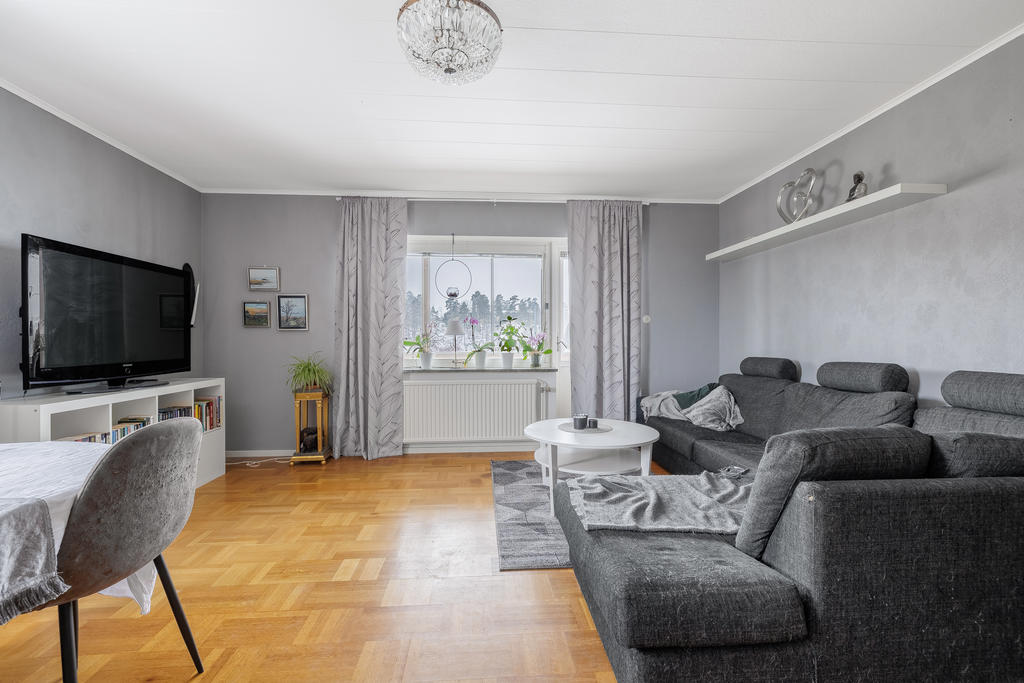 Vardagsrummet med parkettgolv