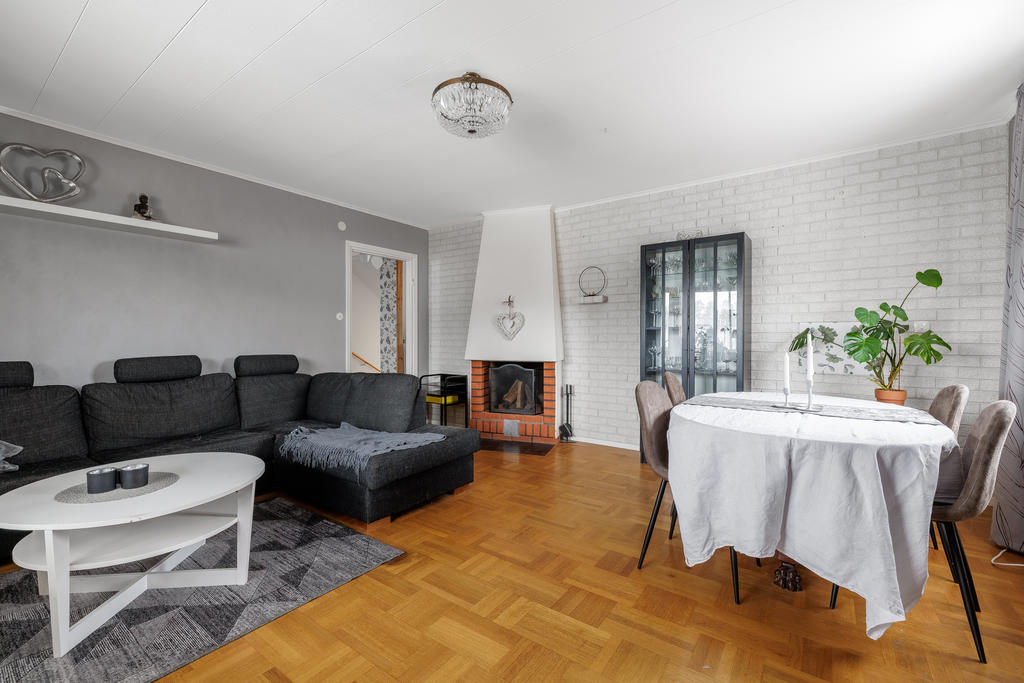 Vardagsrum med öppen spis