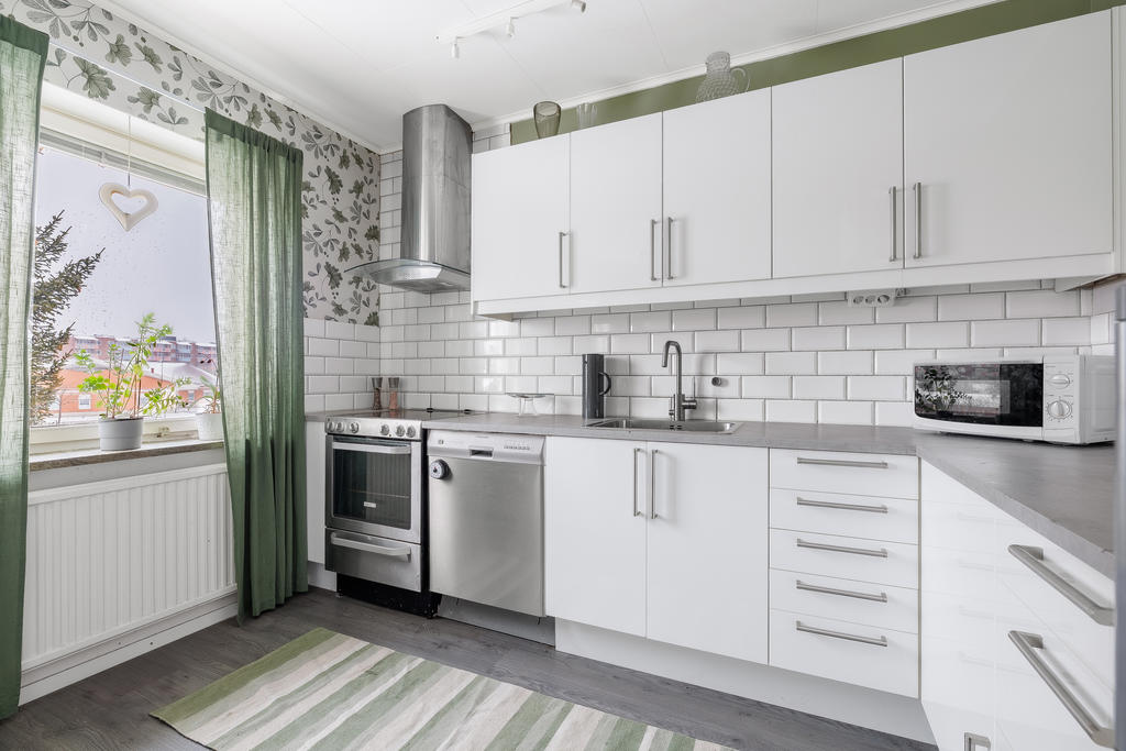 Renoverat kök med gott om förvaring