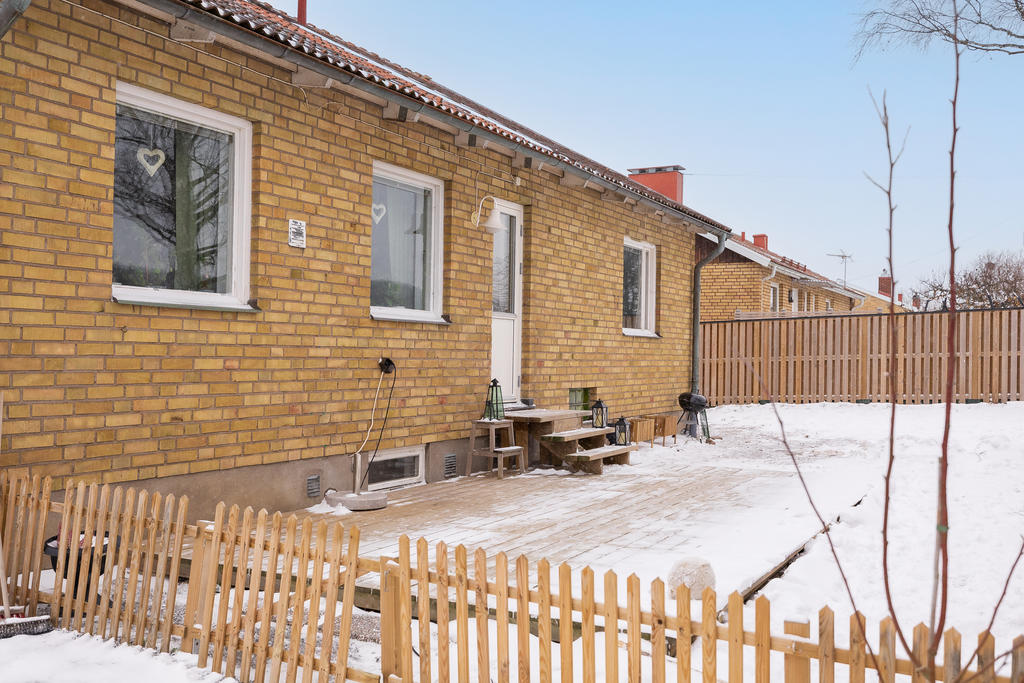 Trätrall på baksidan