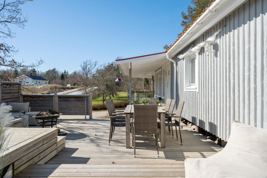 Stort plats för matbord på den inbjudande terrassen som lätt blir en favoritplats för varma sommardagar.