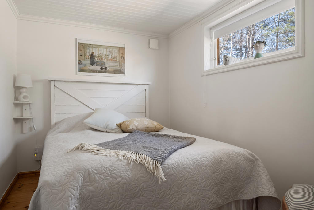 Sovrum 2 i huvudhuset. Med plats för dubbelsäng.