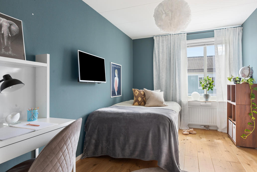 Bostadens första sovrum i anslutning till köket