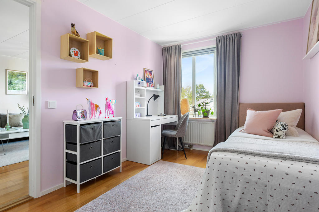 I anslutning till vardagsrummet finns bostadens tredje sovrum, tidigare del av vardagsrummet