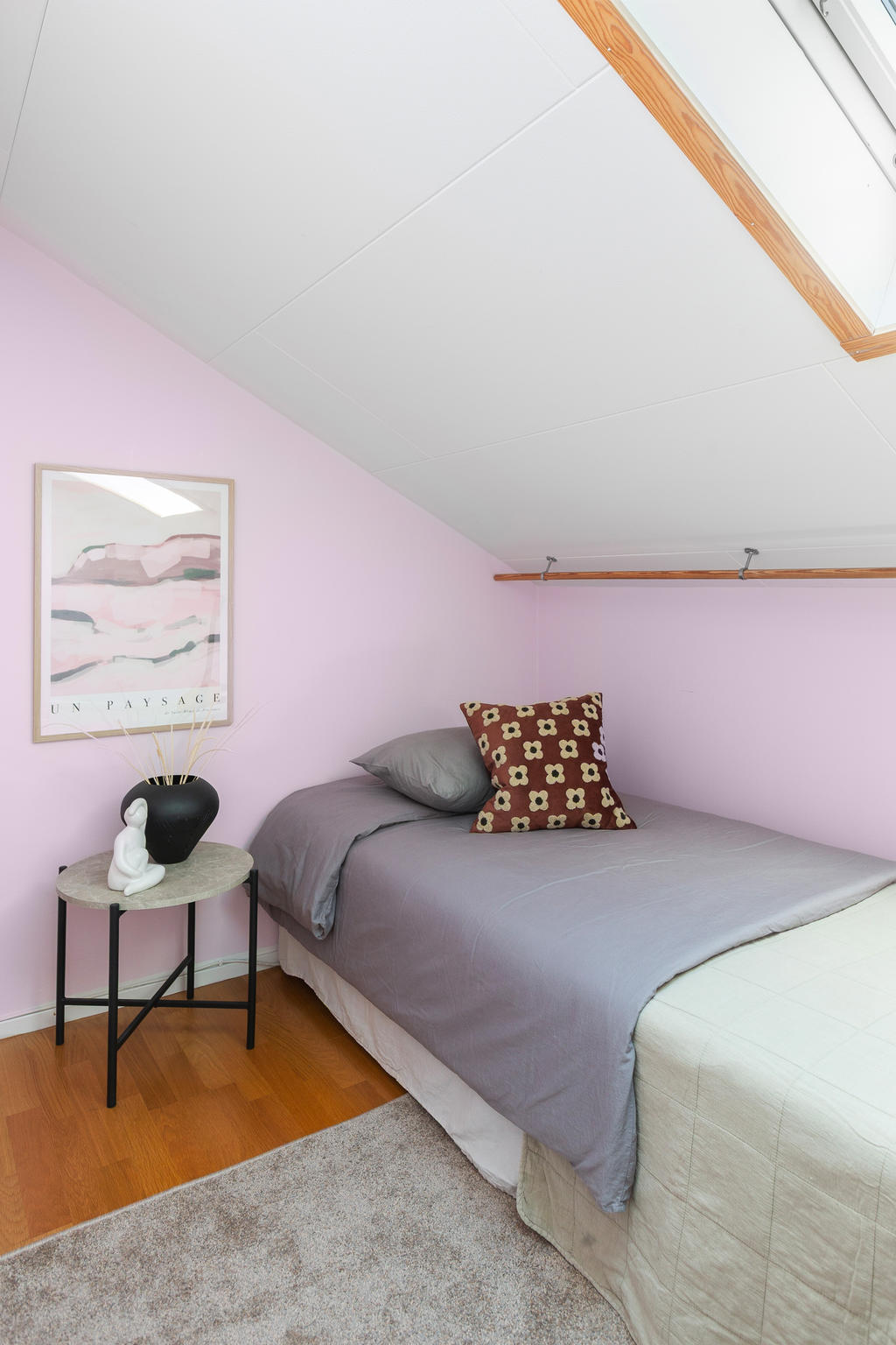 Samt ytterligare ett mindre rum som kan användas som kontor, gästrum eller varför inte en större klädkammare  