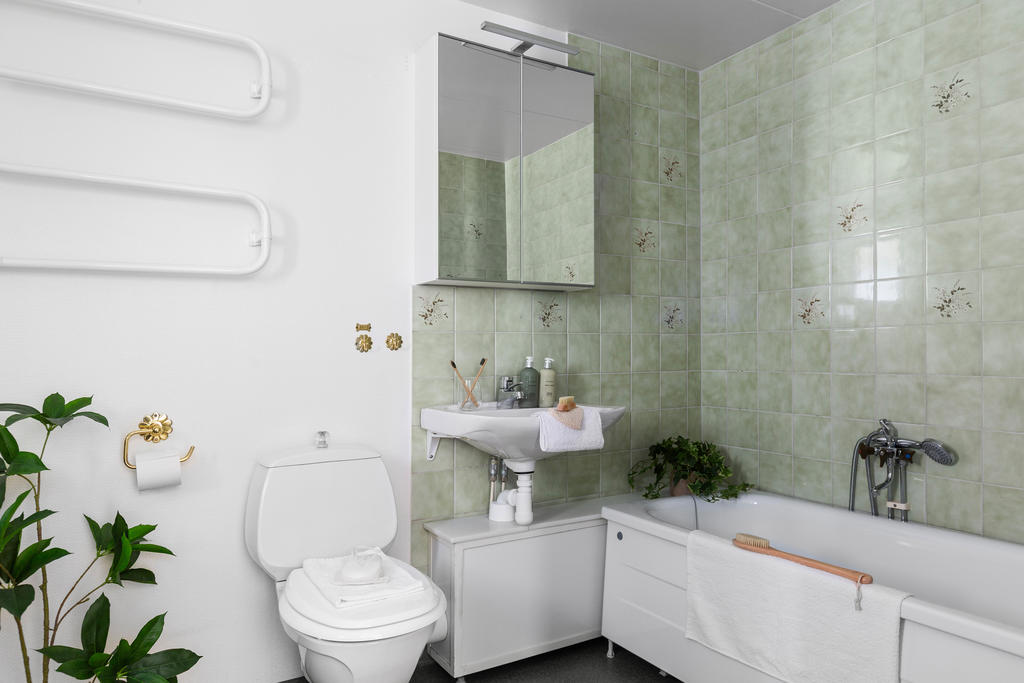 I anslutning till hallen finner du bostadens andra badrum och tvättstuga.