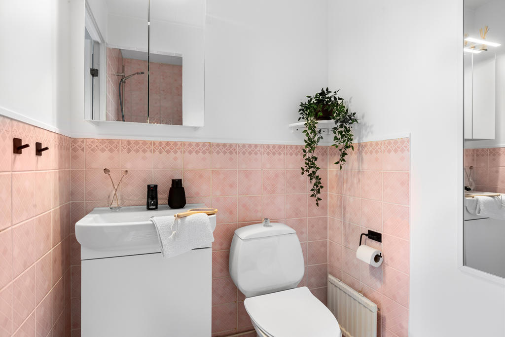 Utrustat med både dusch, wc och handfat med kommod