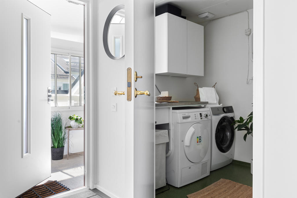 I anslutning till hallen finner du bostadens andra badrum och tvättstuga.