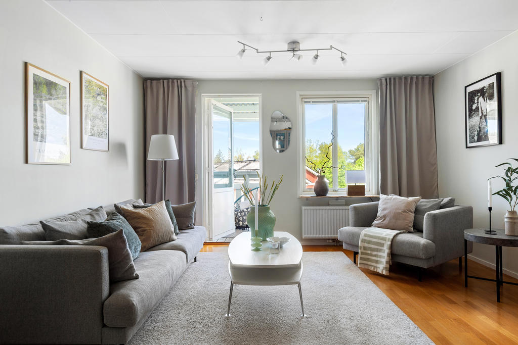 Vardagsrum med utgång till balkong