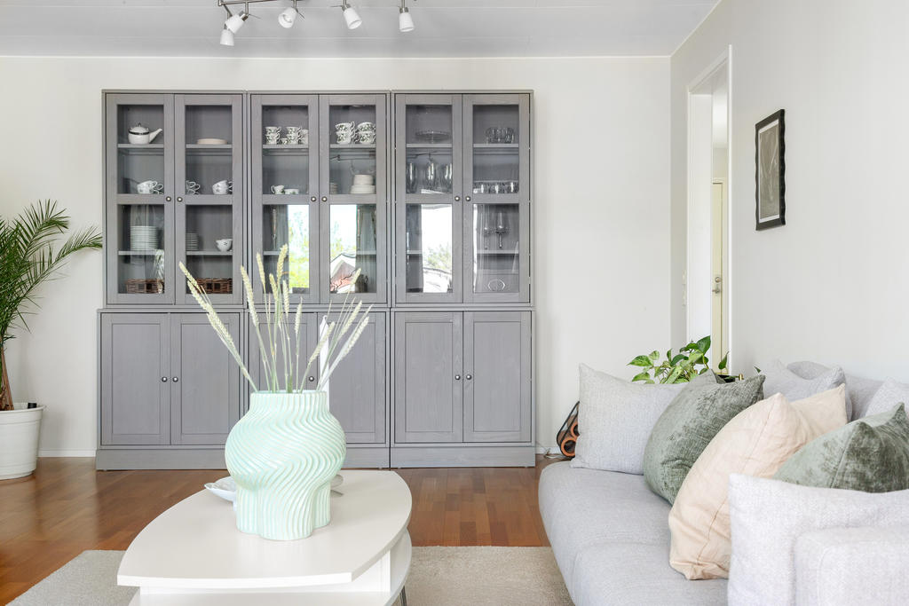 Vardagsrum med utgång till balkong