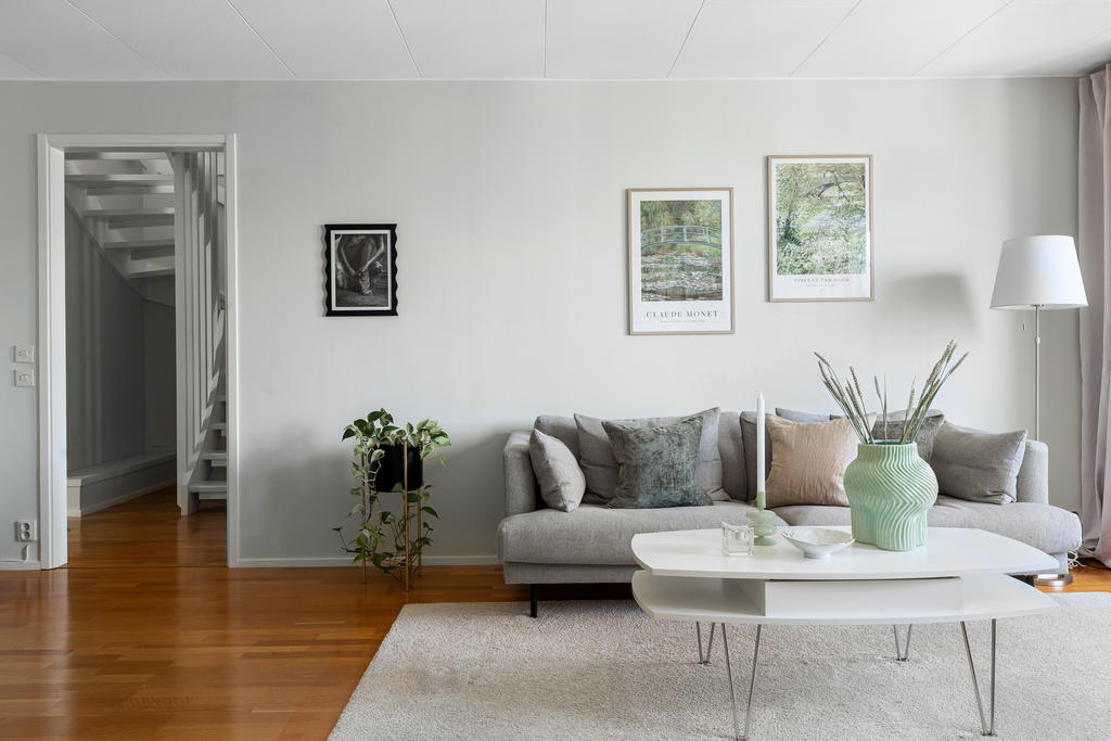 Vardagsrum med utgång till balkong