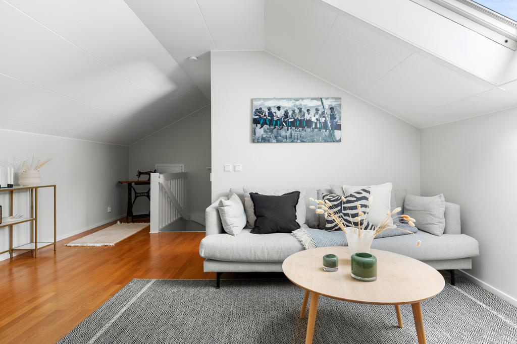 På vindsvåningen finner du ett rymligt rum/ allrum 