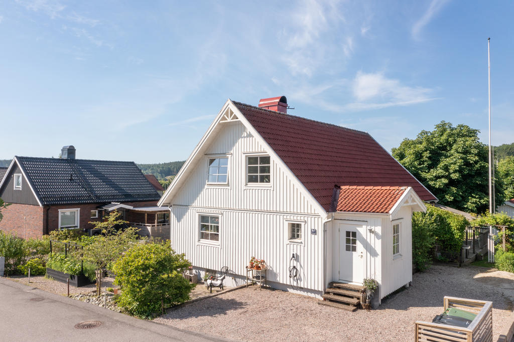 Gott om plats för flera bilar att parkera på uppfarten
