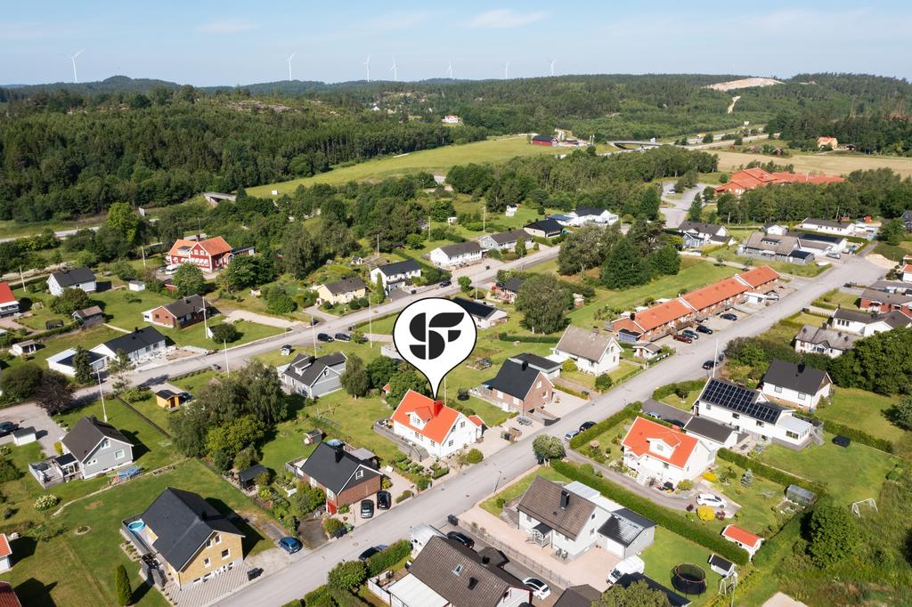 Här bor ni barnvänligt med närhet till förskola, skola upp till åk 6, lekplatser, grönområden och goda kommunikationer. Smidig pendling via E6:an. Endast 5 min till Torp Köpcentrum och 15 min till Uddevalla centrum samt närhet till bad i Skredsvik och Saltkällan.