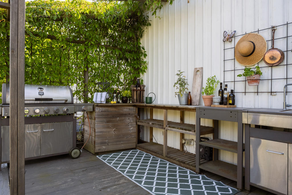 Utekök med plats för grill, bänkar och diverse