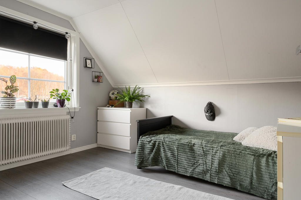 Första sovrummet till vänster om trappan på övervåningen