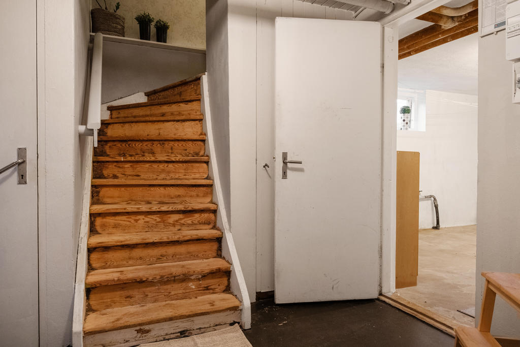 Trappa ner till källarplan där du hittar tvättstuga, pannrum och förråd